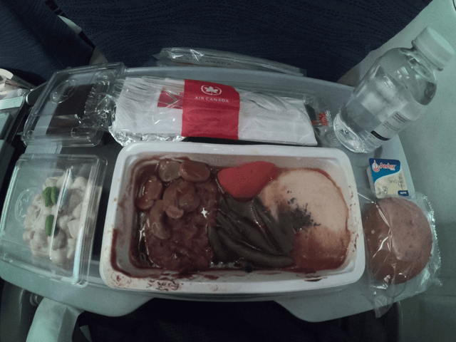 写真：エア・カナダの機内食「ビーフハンバーグセット」