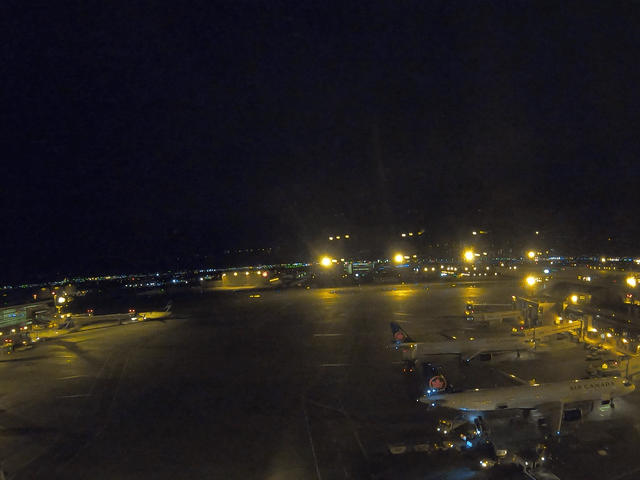 写真： 深夜のカルガリー空港(「カルガリーエアポート・マリオット・インターミナルホテル」の客室から)