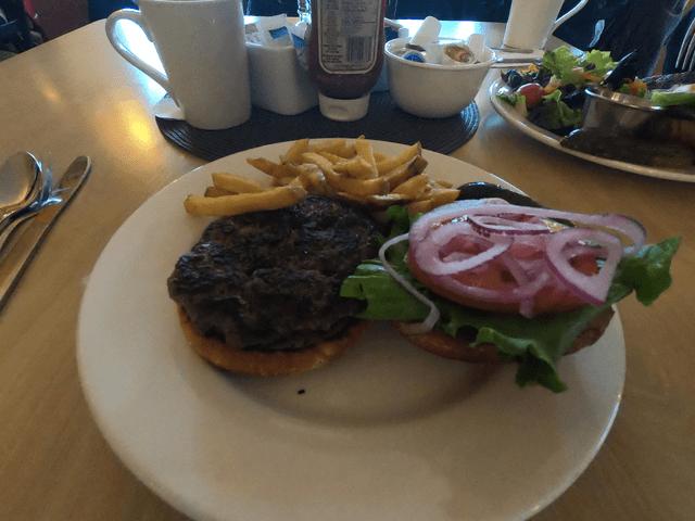 写真：イエローナイフ「Dancing Moose Cafe」の「Homemade beef burger」